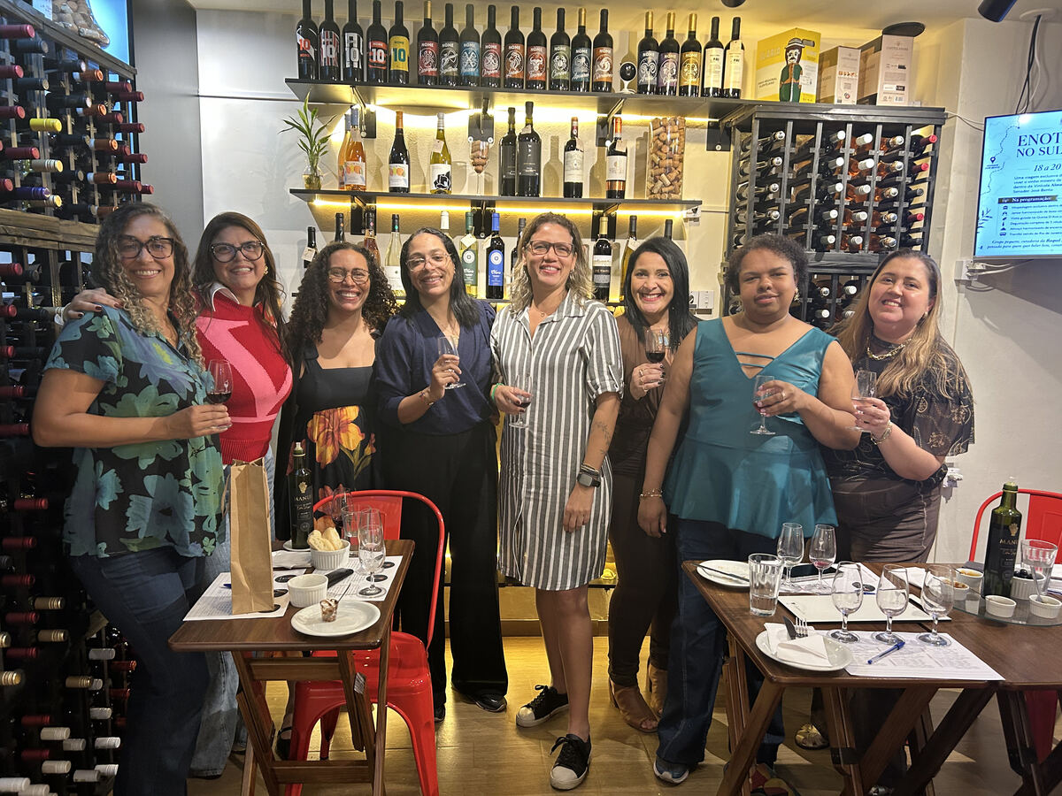 Mesa posta para celebração na Empório Vin