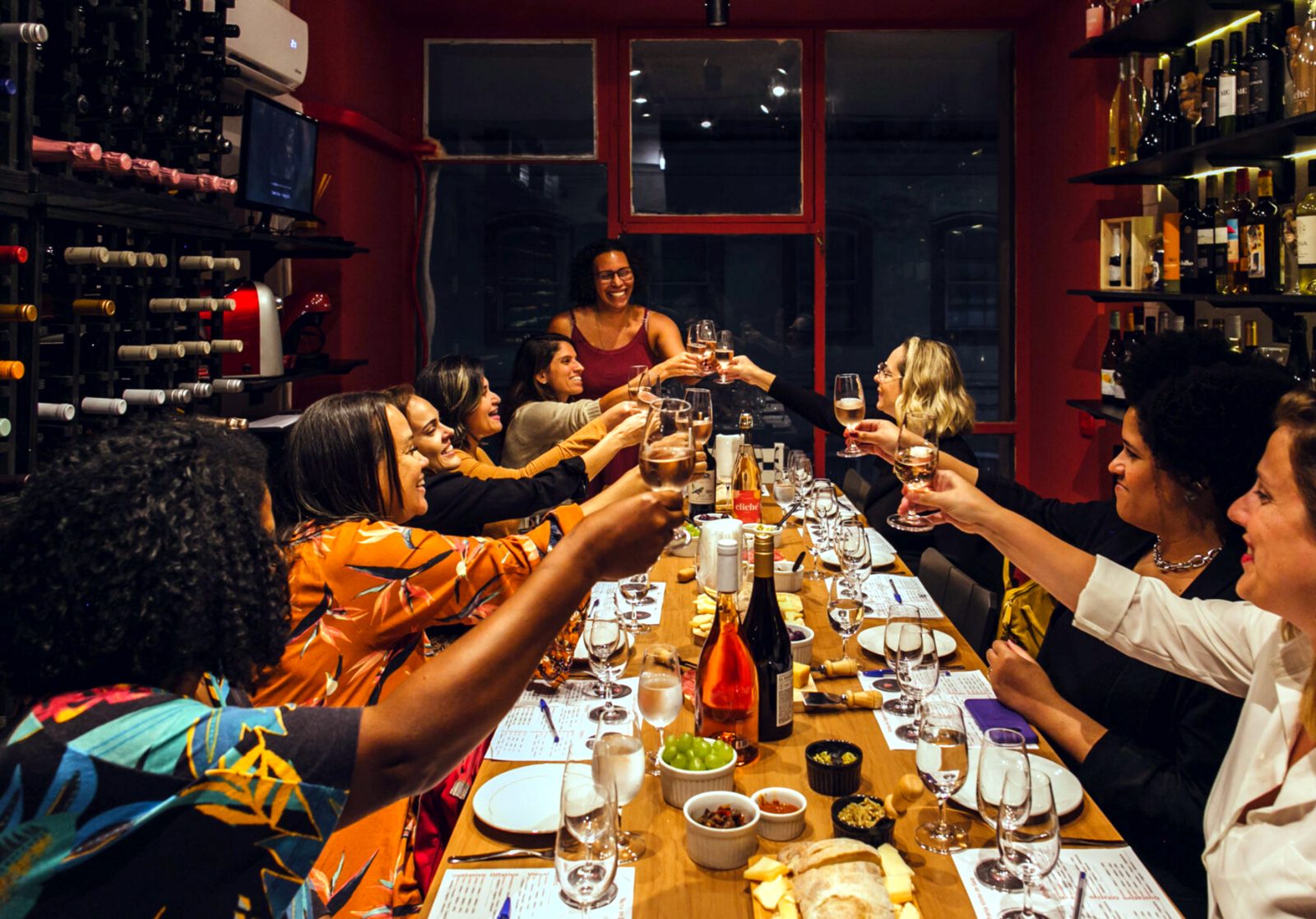 Brinde com vinho na Empório Vin